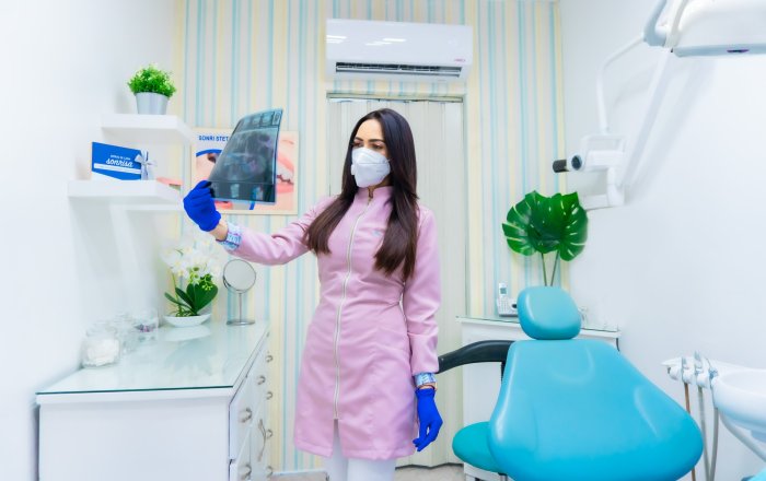 Dental assistant Checking X-ray